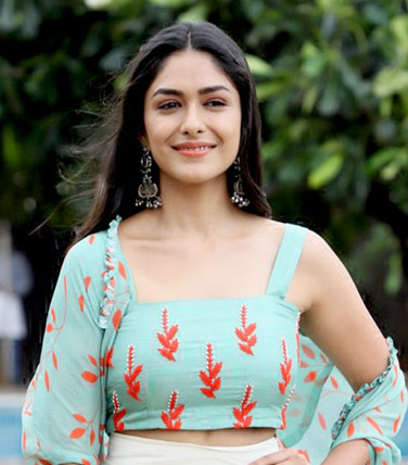 Mrunal Thakur Photos | Latest Pictures of Mrunal Thakur